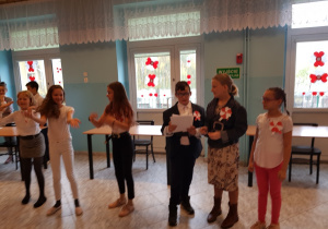 Uczniowie klasy 5c śpiewają pieśń patriotyczną